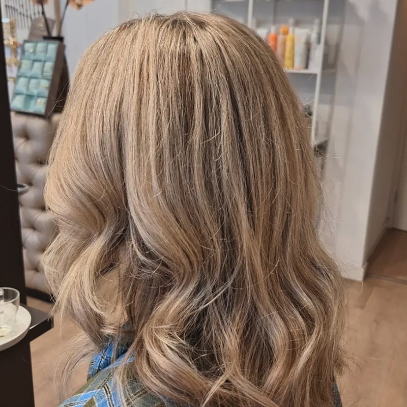 Blond met zachte golven